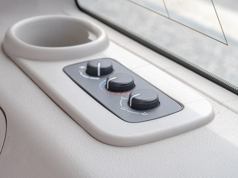 Jeep Commander (2007) ČR 3.0CRD 160KW – 7sedadel - fotka 52 z 62