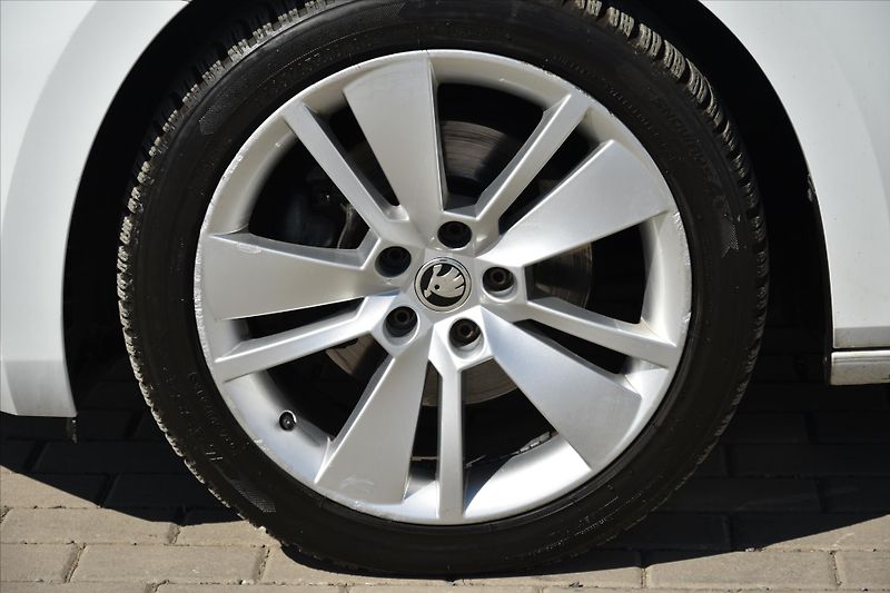 Škoda Superb 2.0TDi BIXENON KŮŽE ACC ČR - fotka 9 z 29