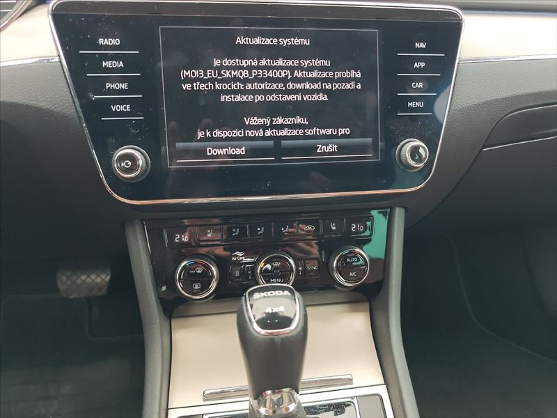 Škoda Superb 2,0 TDI 147 4x4 L&K DSG - fotka 9 z 11