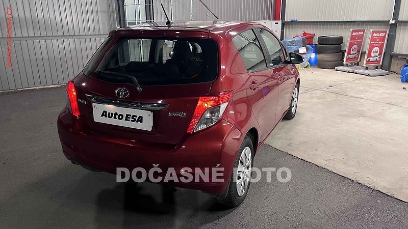 Toyota Yaris (2013) 1.0 VVT- i, ČR, Active, AC - fotka 2 z 3