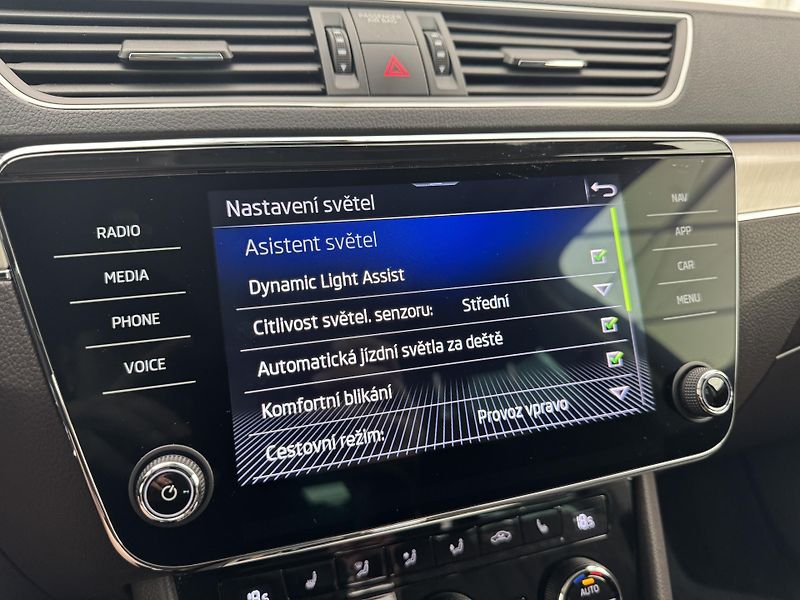 Škoda Superb 1.4tsi*Plug-In*160kw*L&K*PANO* - fotka 33 z 44