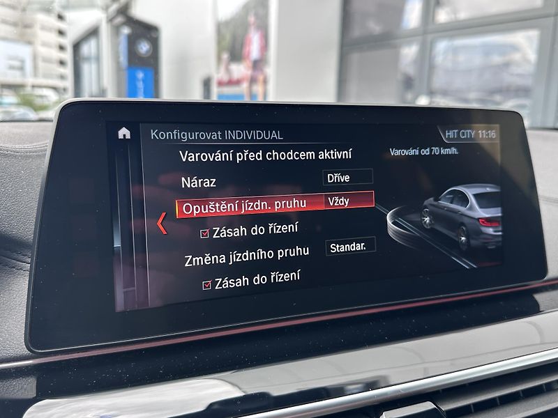 BMW Řada 5 M550d xDrive - fotka 22 z 33