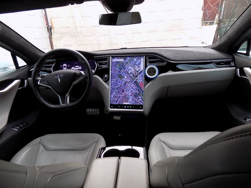 Tesla Model S (2015) 90D/1.Maj.ČR/Ludicrous/762PS/ - fotka 21 z 39
