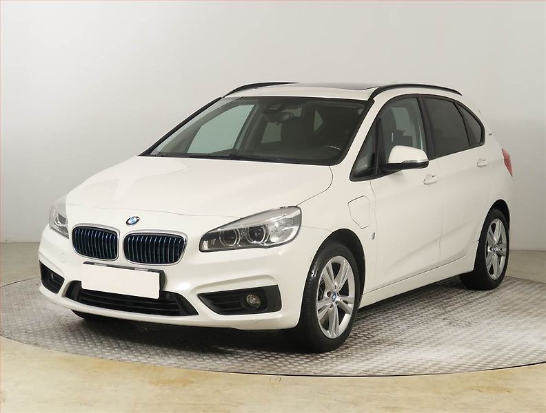 BMW Řada 2 (2017) 225xe Active Tourer, 4X4 - fotka 2 z 27