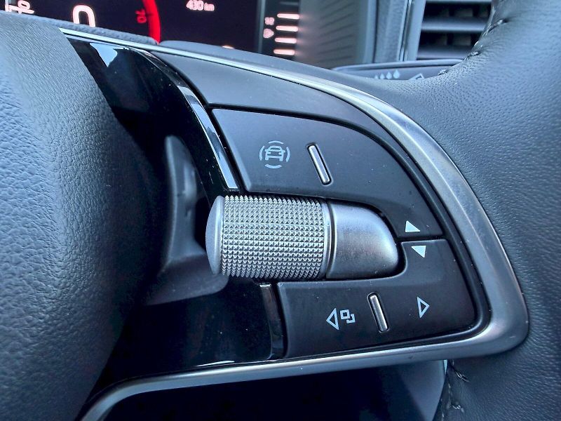 Škoda Karoq (2025) 1.5 TSI 110kW Top Selection - fotka 12 z 35