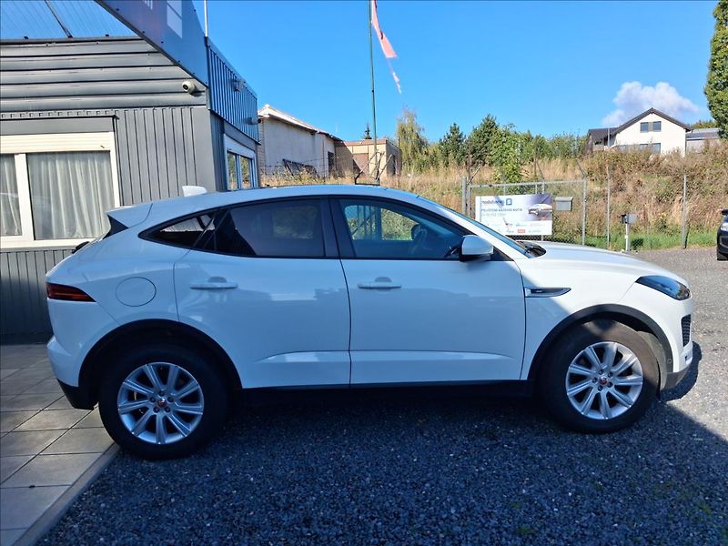 Jaguar E-Pace 2,0 SE, panorama, kůže - fotka 8 z 17