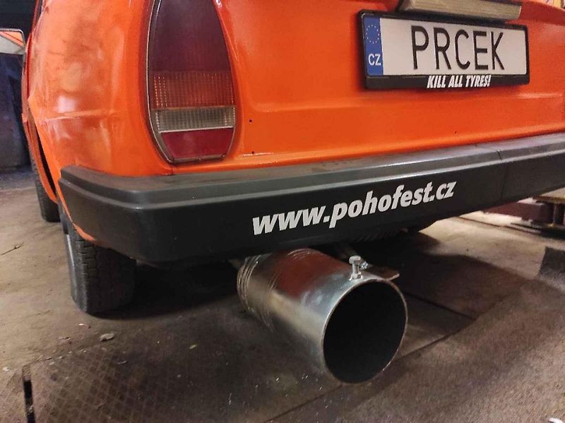 Škodovka Prcek má také efektní podsvícení podvozku.