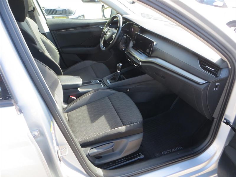Škoda Octavia 2,0 TDI Ambition Combi ČR - fotka 11 z 24