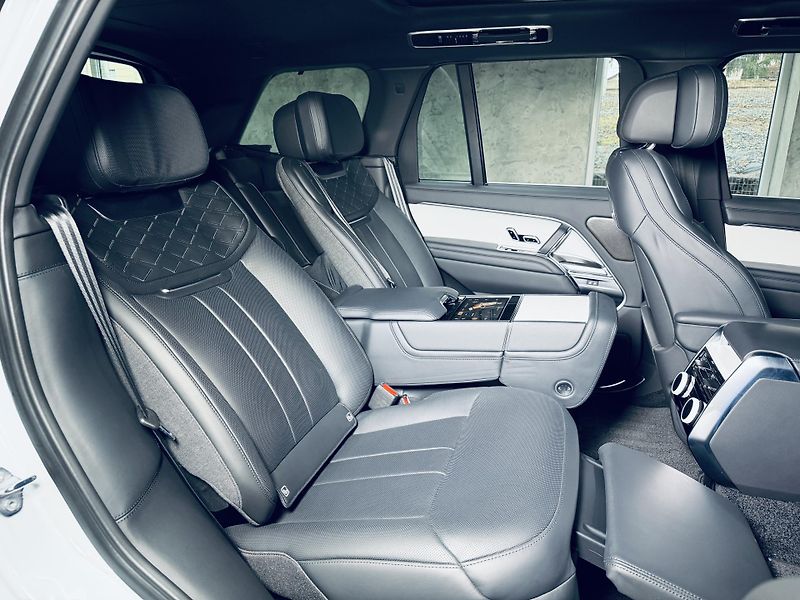 Land Rover Range Rover (2023) SV*P530*OSTUNI.PEARL*ZÁRUKA/28 - fotka 43 z 47