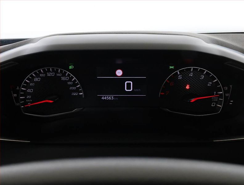 Peugeot 2008 (2024) 1.2 PureTech, ČR,1.maj - fotka 9 z 16