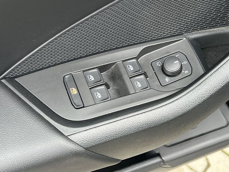 Škoda Octavia Selection 1.5 TSI 110 kW - fotka 14 z 35
