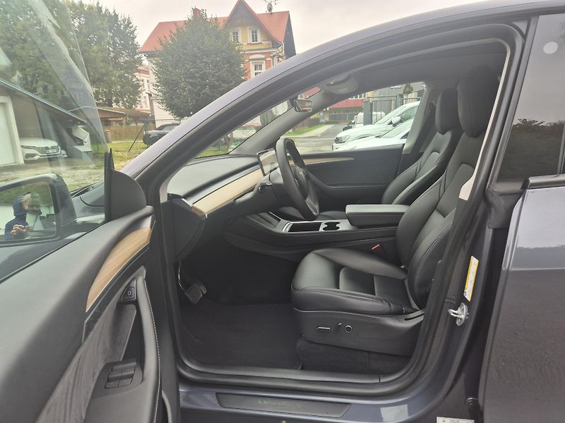Tesla Model Y RWD 220kw TZ SOH 93,6 % - fotka 11 z 49