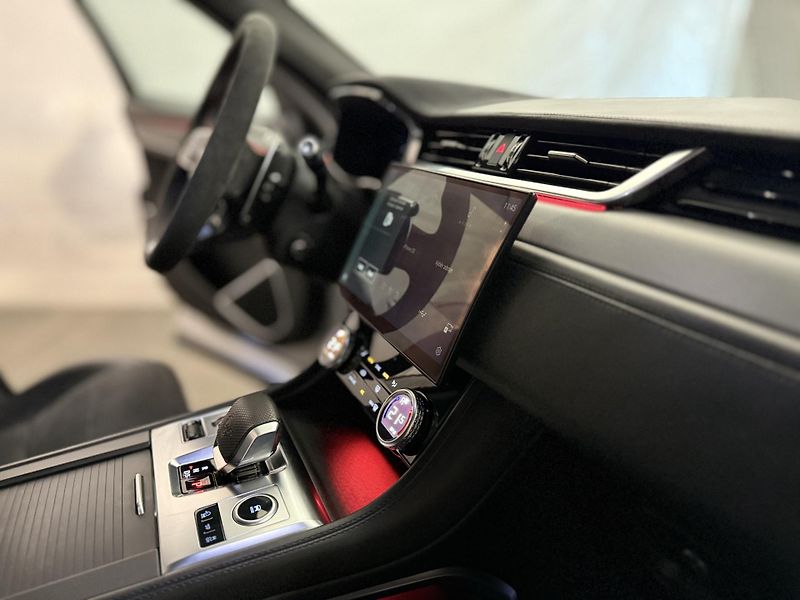 Jaguar F-Pace (2022) 5.0 SVR REZERVOVÁNO  - fotka 37 z 53