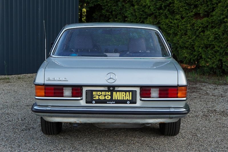 Mercedes-Benz 123 (1977) 230 CE - fotka 9 z 11