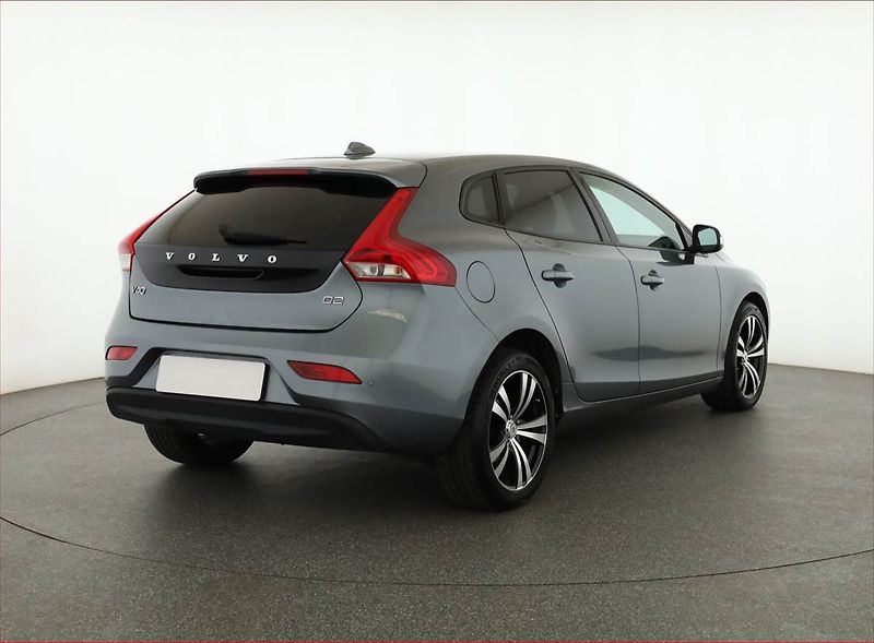 Volvo V40 (2017) 2.0 D2, Serv.kniha, Navi - fotka 5 z 16