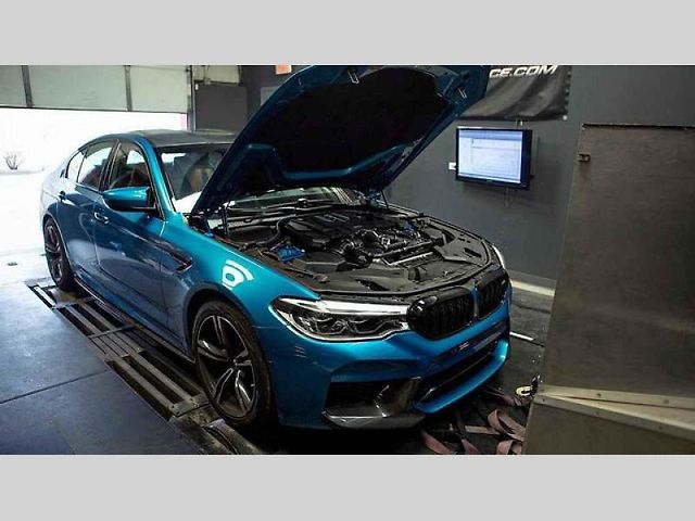 Měření výkonu u BMW M5.