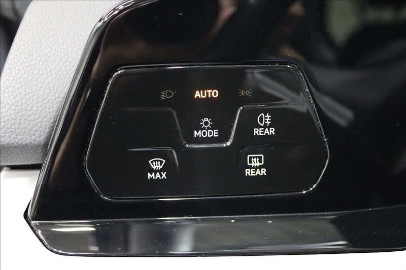 Volkswagen Golf 1,0 TSI Life CZ původ - fotka 15 z 33
