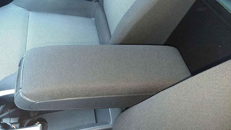 Druhá generace působí dojmem evoluce generace první, kterou pro Opel nakreslila vývojová kancelář Porsche.