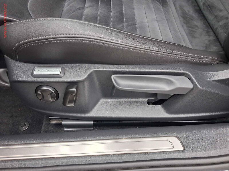 Volkswagen Passat (2019) 1.5TSi, ČR, Highline, LED - fotka 14 z 19
