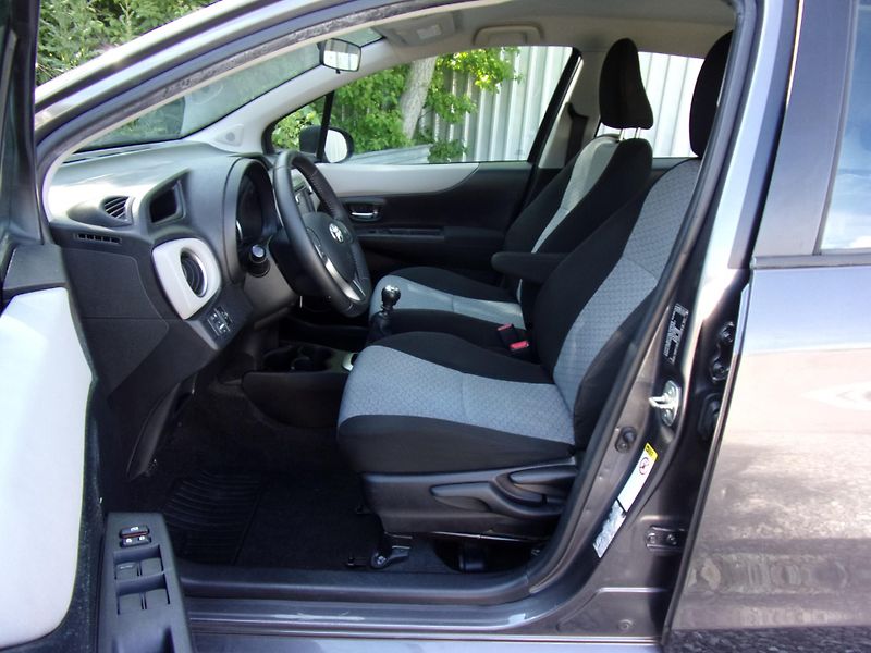 Toyota Yaris (2012) 1.3i 73kW LOUNGE AUT.KLIMA KM - fotka 9 z 23