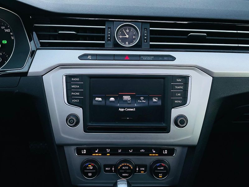 Volkswagen Passat 2.0TDI AUTOMAT KAMERY SERVISKA - fotka 34 z 49