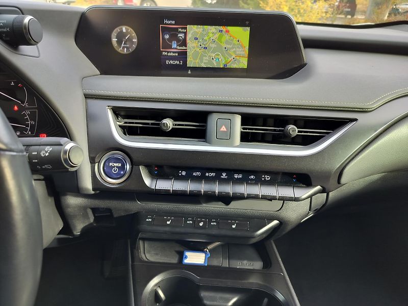 Lexus UX 250h black-white edition, kůže - fotka 14 z 25