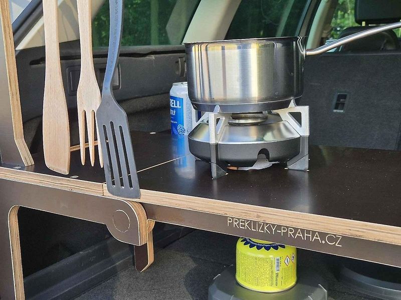 Stojánek na kuchyňské náčiní.