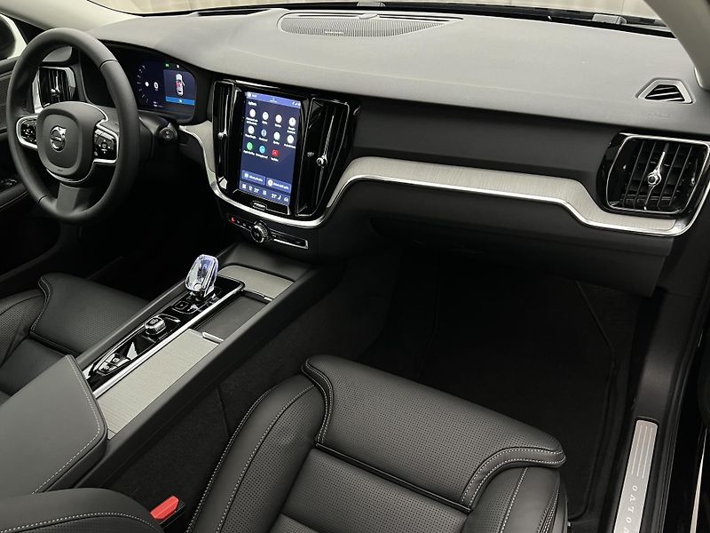 Volvo V60 B4 PLUS DARK PANORAMA - fotka 27 z 49