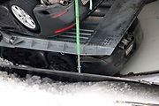Převrácený přívěs vezoucí nové Porsche.