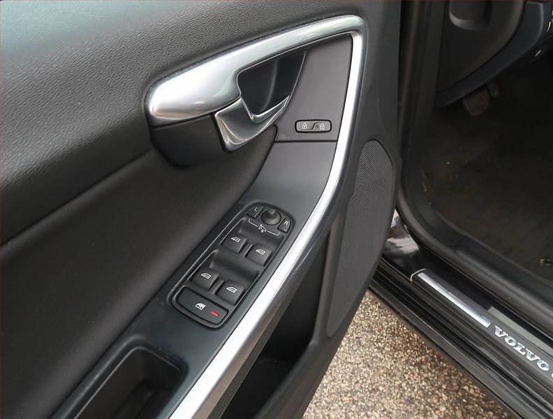 Volvo S60 (2011) D3, Automat, Navi, Tempomat - fotka 17 z 19