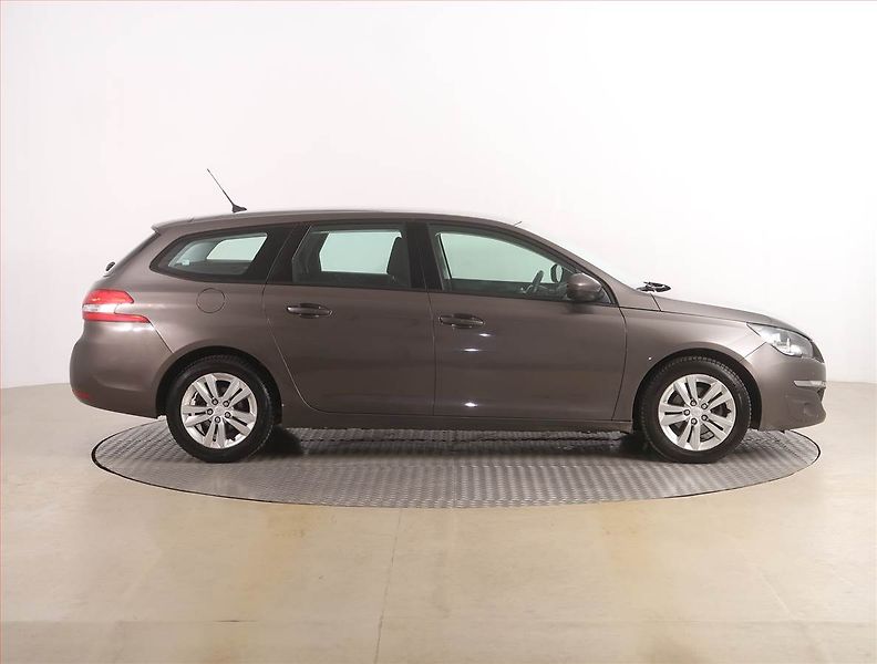 Peugeot 308 (2014) 1.6 e-HDi, Navi, Tempomat - fotka 6 z 18
