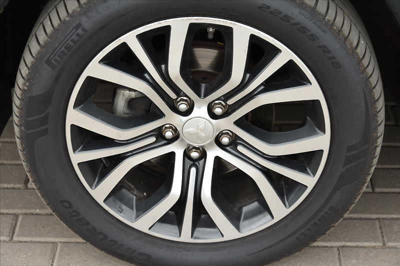 Mitsubishi Outlander 2.2 DI-D 4WD A/T 7-MÍST ČR - fotka 9 z 33