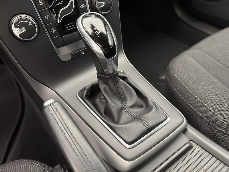 Volvo V40 T2 MOMENTUM AUT - fotka 25 z 41