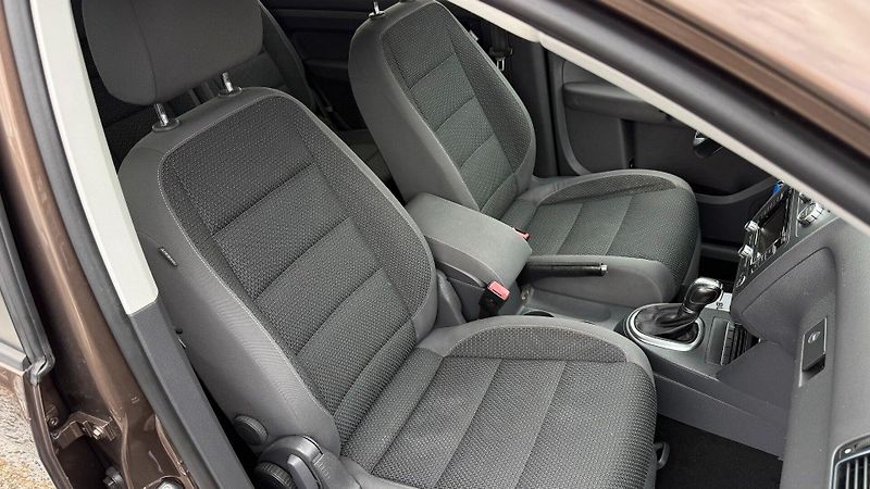 Volkswagen Touran (2012) 1.4TSi 103kW *DSG*Navi*Tažné* - fotka 16 z 23