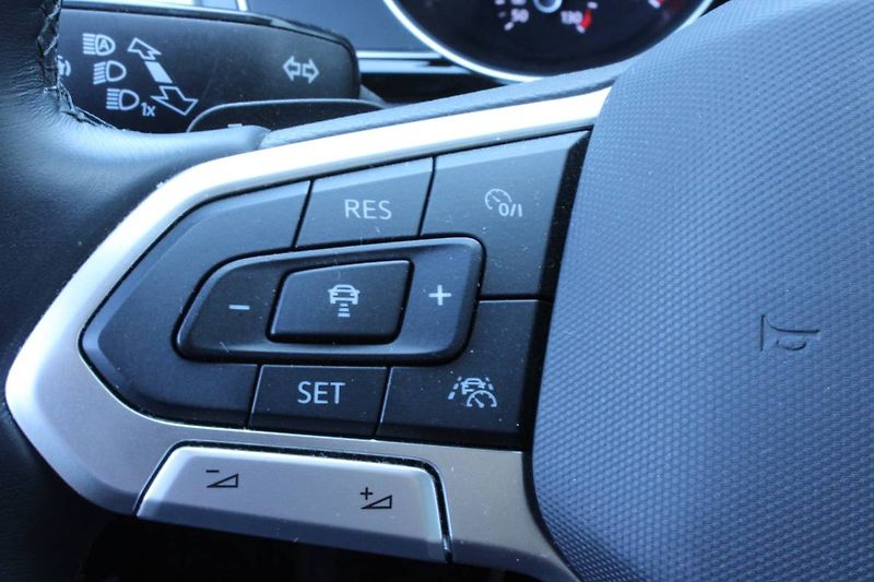Volkswagen Passat (2022) 1.5 TSI 110kW DSG Head UP disp - fotka 15 z 35