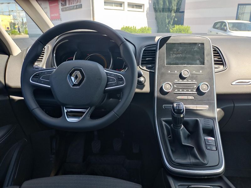 Renault Grand Scénic (2017) - fotka 6 z 8