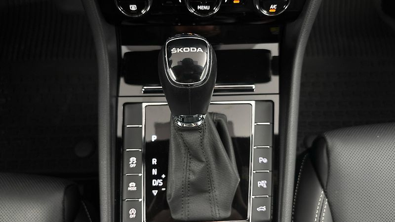 Škoda Superb 2.0 TDI DSG L&K Combi - fotka 29 z 36