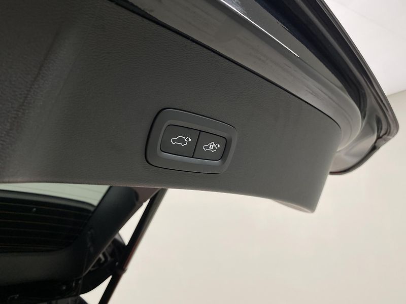 Volvo XC40 B4 AWD DARK PLUS AUT CZ - fotka 31 z 58