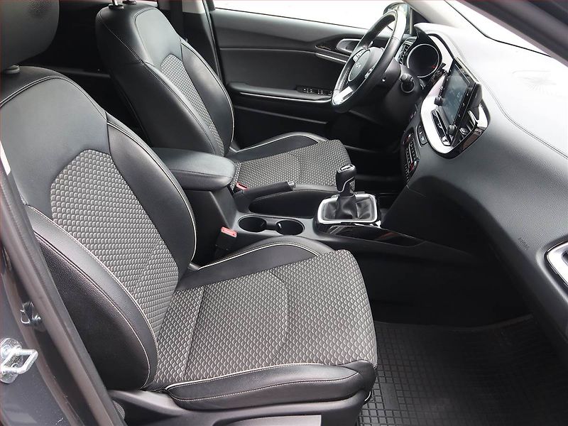 Kia Ceed (2023) Gold 1.5 T-GDI, Serv.kniha - fotka 9 z 17