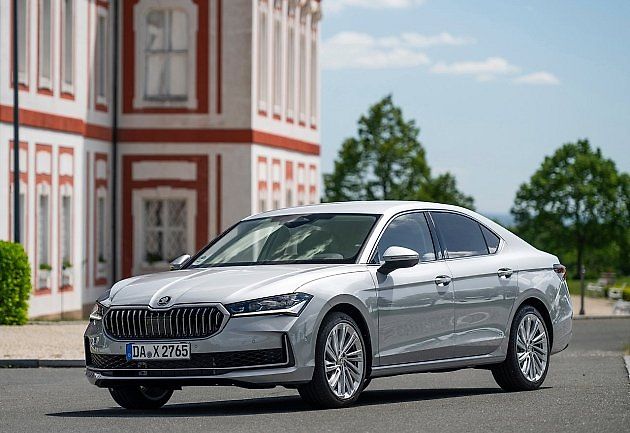 S takovou Škodou Superb vozy srovnáváme., zdroj: Se svolením Škoda Auto