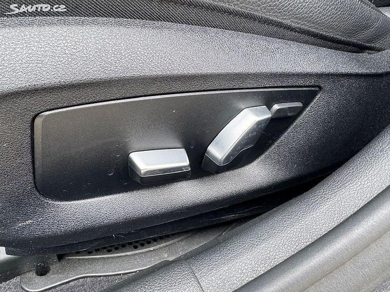 BMW Řada 5 (2017) 520d xdrive Sportline kombi - fotka 21 z 50