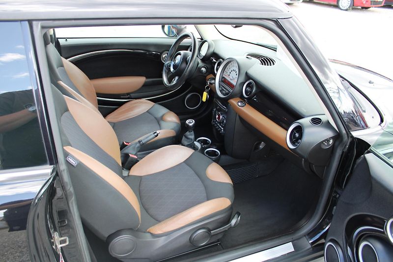 Mini Cooper (2013) 1,6D REZERVACE - fotka 13 z 15