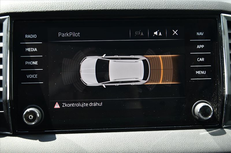 Škoda Karoq 1.6 TDI 85kW DSG STYLE ČR - fotka 22 z 26