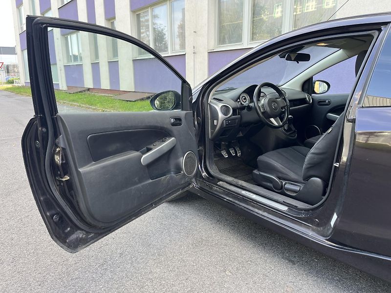Mazda 2 1.5 GT MZA / 1.maj. / ČR /  - fotka 9 z 26