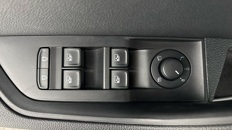 Škoda Superb 2.0 TDI DSG Style - fotka 23 z 28