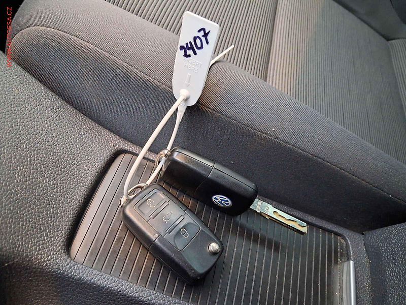 Volkswagen Golf (2008) 1.6i, Navi, AC - fotka 15 z 15