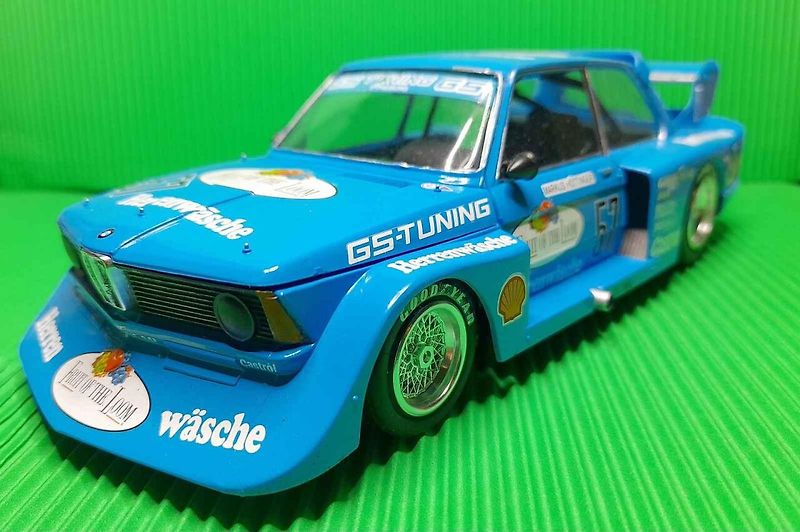 Model vozu BMW 320Gr.5 v měřítku 1:24 od firmy Italeri připomíná tragický osud talentovaného rakouského závodníka.