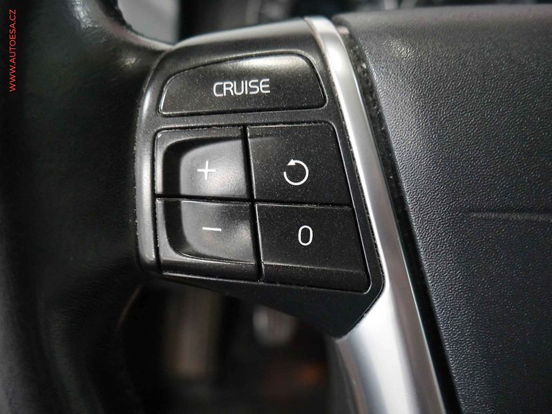 Volvo XC60 (2012) 2.4 D 4x4, 1.maj,ČR, Xenon - fotka 12 z 17
