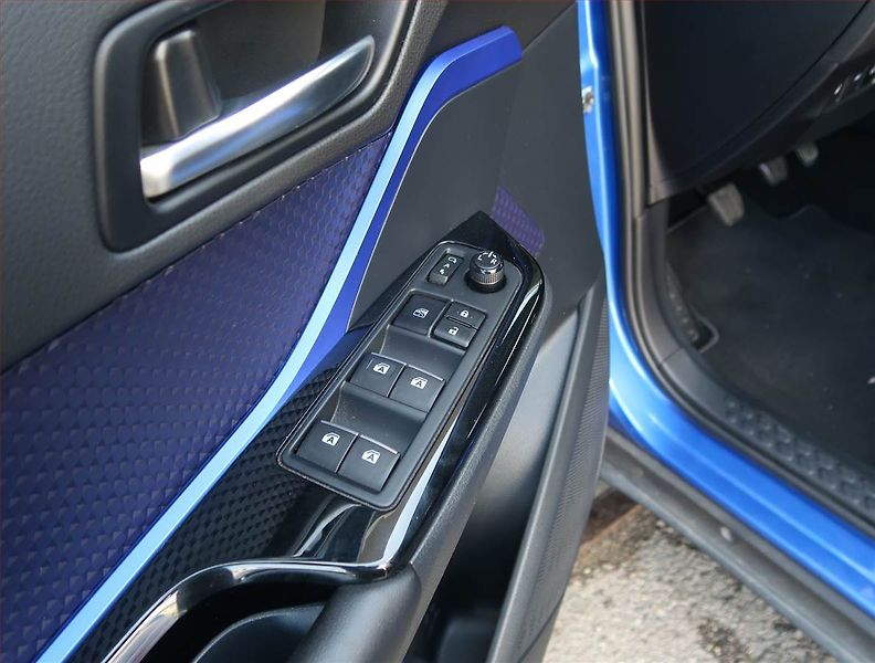 Toyota C-HR (2017) Selection 1.2 Turbo - fotka 17 z 19