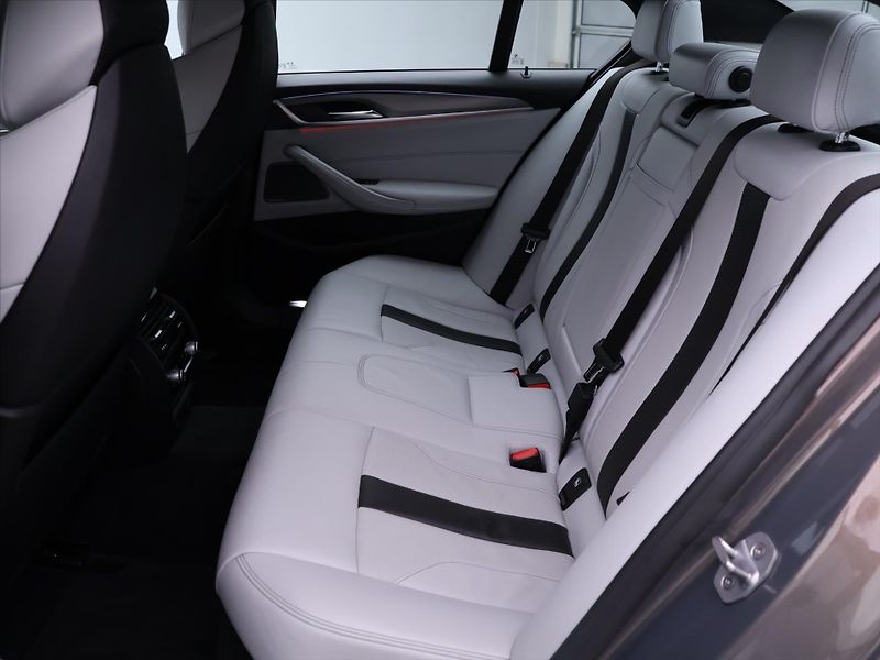 BMW M5 4,4 V8 441kW xDrive Individual - fotka 15 z 46